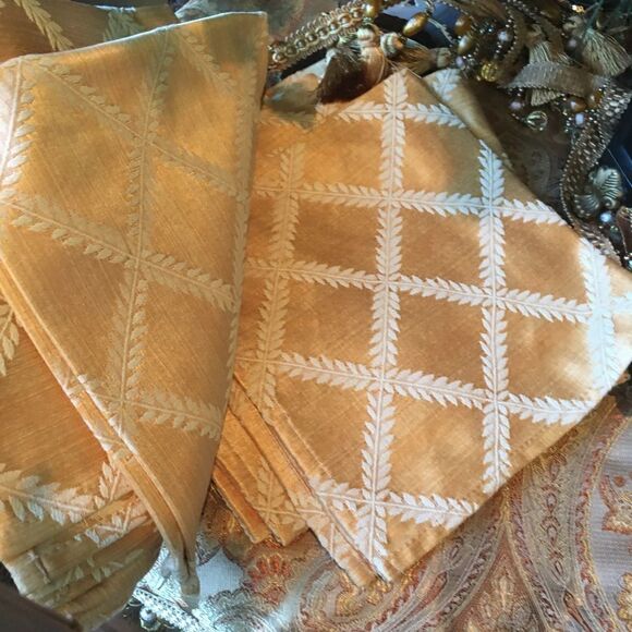 DIAMOND GOLD Dinner Napkins! - Picture 9 of 12